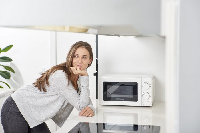 Микровълнова печка 700W / Black+Decker BXMY700E / 8